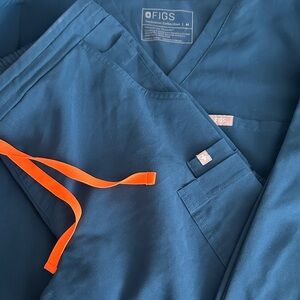 Figs Women’s Deep Reef Scrub Set - Catarina One Pocket Top, Yola Bottoms.